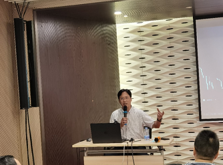 图4:戴剑锋老师讲授《宏观经济热点分析与黄金投资》.png